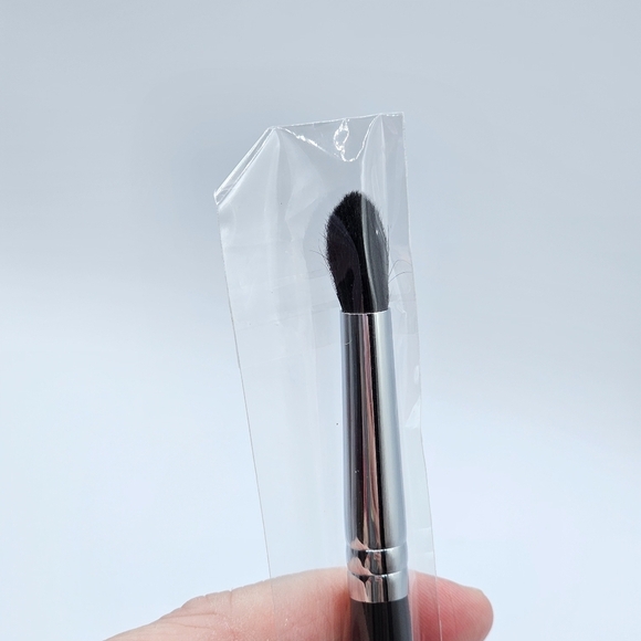 Morphe M139 Tapered Crease Blender Eyeshadow Brush - Picture 5 of 5